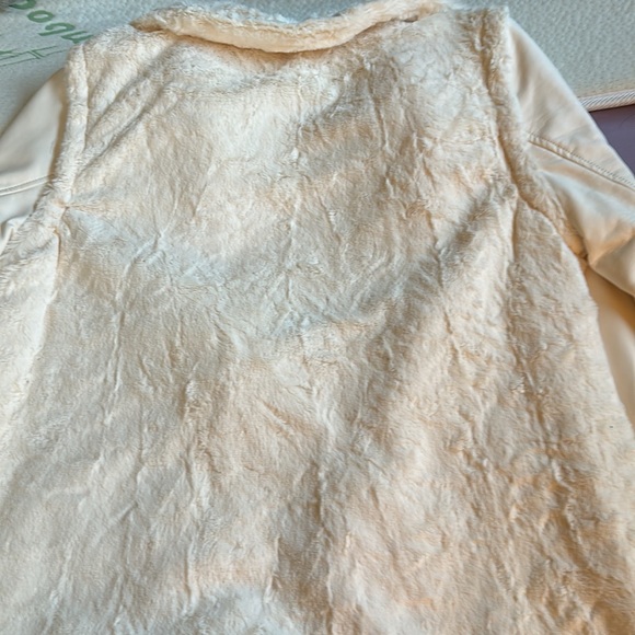 Dennis Basso faux fur with faux leather detachable sleeves. Creamy white. - Picture 13 of 15